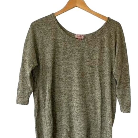 Quarter Length Sleeve Gray Top with Back Zipper - Picture 1 of 4